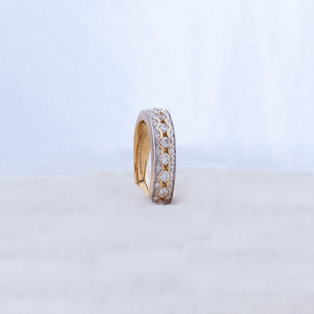 Radiant Circle – 18K Yellow Gold Diamond Ring